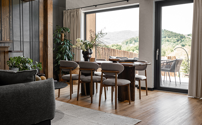 Mucharskie Wzgórze - Nowoczesny salon z widokiem na naturę